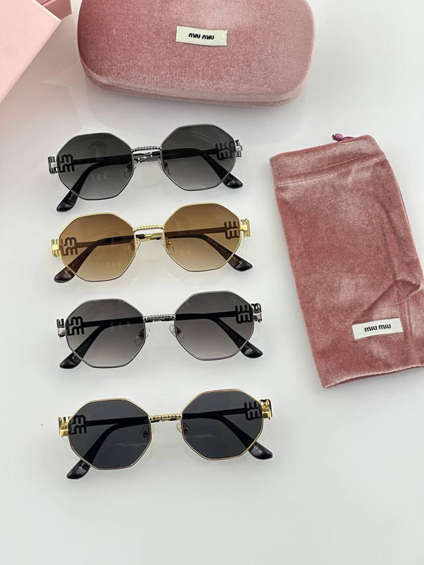 عینک آفتابی زنانه از برند MIU MIU/ طراحی شیک با لنز UV400/ کد ۰۶۳