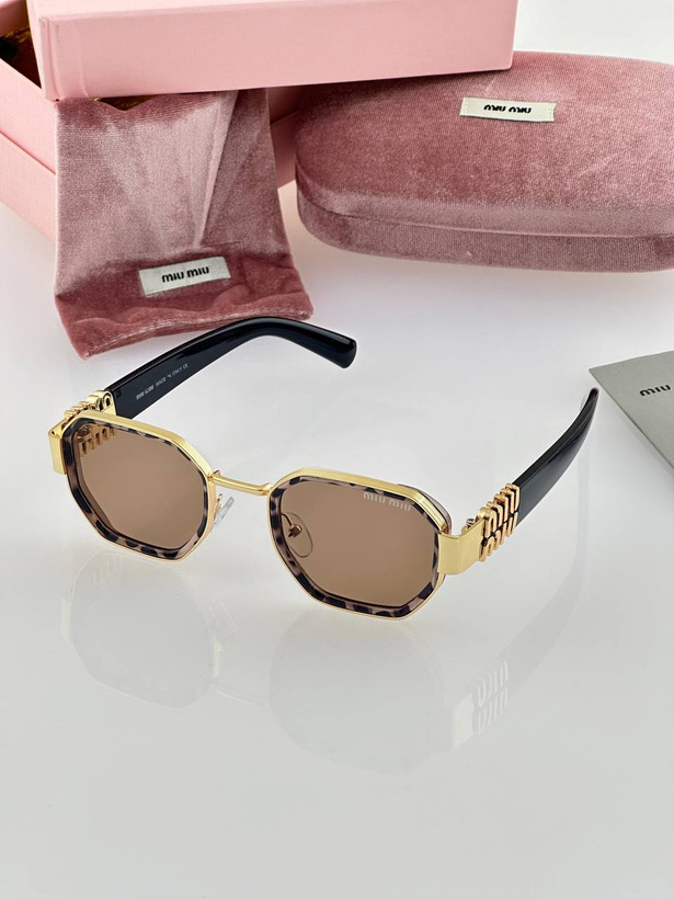 عینک آفتابی زنانه از برند MIU MIU/ طراحی شیک با لنز UV400/ کد ۰۶۳