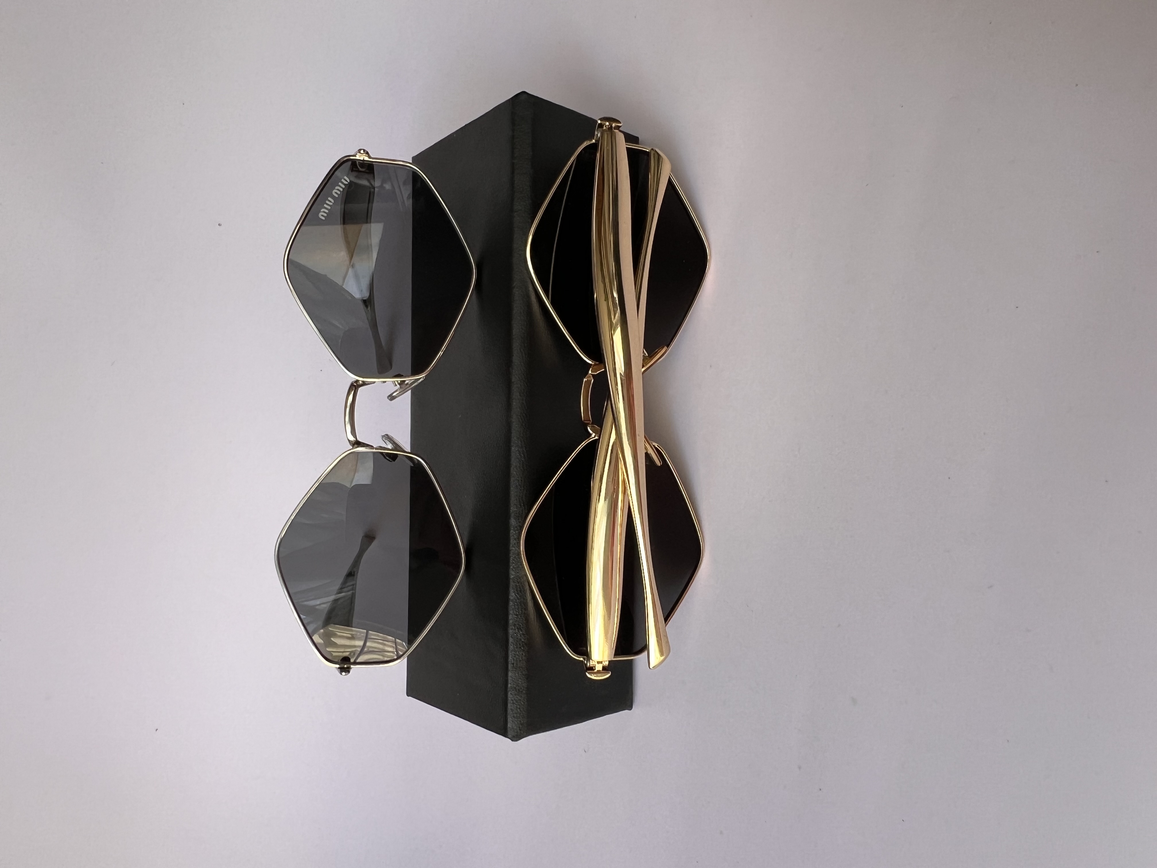 عینک آفتابی زنانه Miu Miu / طراحی هندسی لوکس برای استایل‌های خاص و لوکس/ کد ۰۵۷