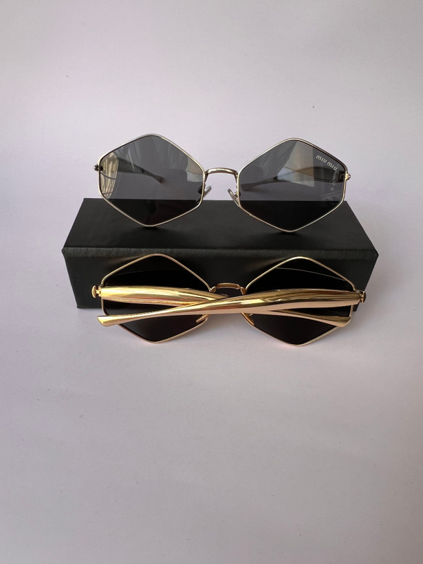 عینک آفتابی زنانه Miu Miu / طراحی هندسی لوکس برای استایلهای خاص و لوکس/ کد ۰۵۷